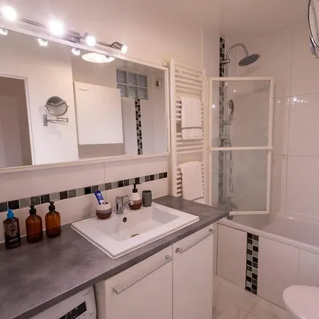 Spacious With Terrace Close To Paris, Rer A