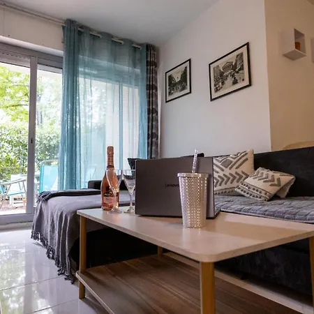 Spacious With Terrace Close To Paris, Rer A